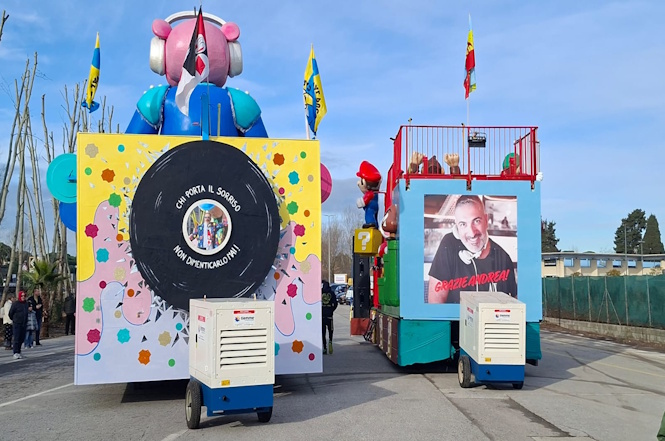 La Cittadella si anima in attesa dell'uscita dei carri, baciati dal sole