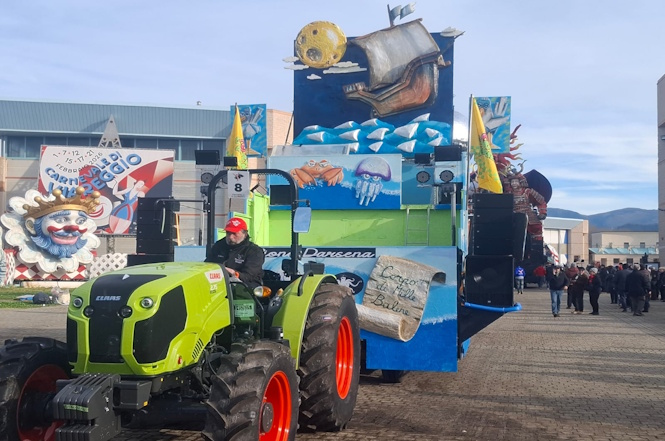 La Cittadella si anima in attesa dell'uscita dei carri, baciati dal sole