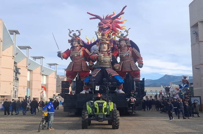 La Cittadella si anima in attesa dell'uscita dei carri, baciati dal sole