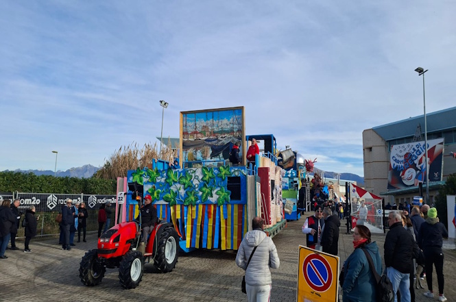 La Cittadella si anima in attesa dell'uscita dei carri, baciati dal sole