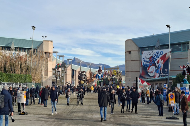 La Cittadella si anima in attesa dell'uscita dei carri, baciati dal sole