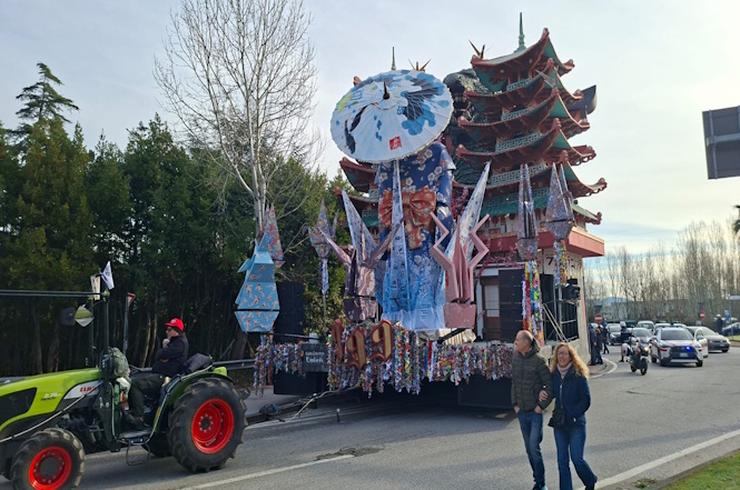 La Cittadella si anima in attesa dell'uscita dei carri, baciati dal sole