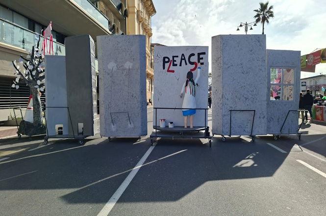 E dopo Priscilla Borri ecco sfilare due mascherate di gruppo