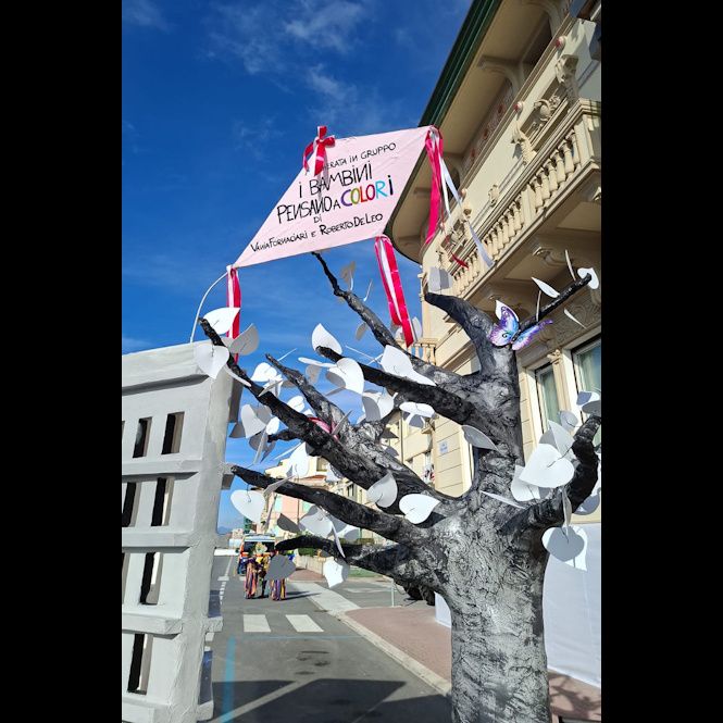 E dopo Priscilla Borri ecco sfilare due mascherate di gruppo