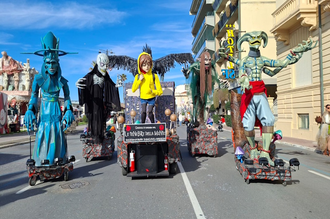 E dopo Priscilla Borri ecco sfilare due mascherate di gruppo