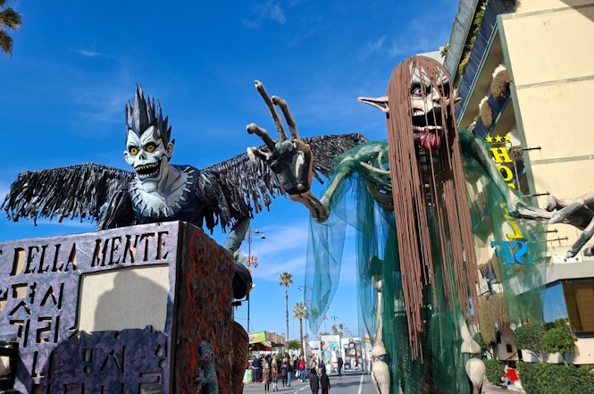 E dopo Priscilla Borri ecco sfilare due mascherate di gruppo