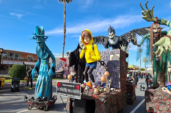 E dopo Priscilla Borri ecco sfilare due mascherate di gruppo