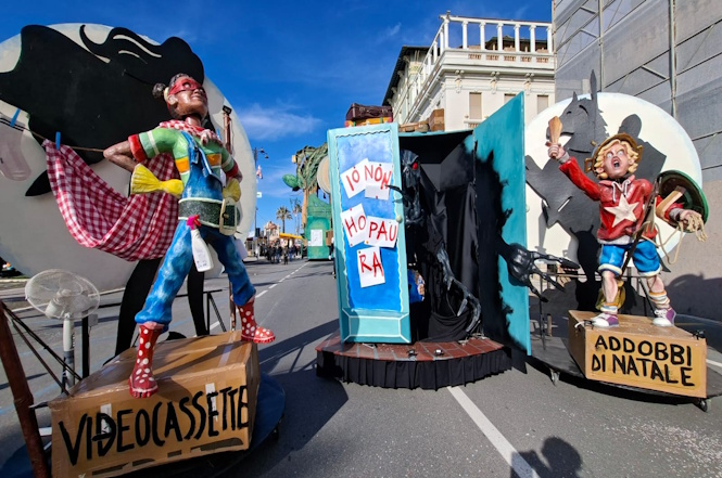 Dopo il carro del Tomei ancora mascherate di gruppo