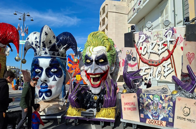 Dopo il carro del Tomei ancora mascherate di gruppo