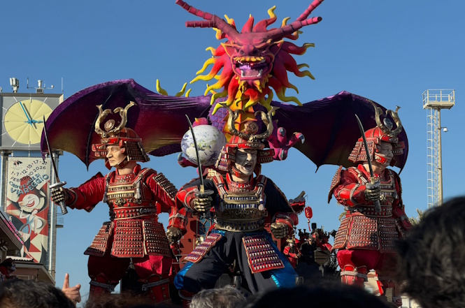 Il carro dei fratelli Bonetti apre il Corso: Trump, Putin e Xi Jinping in scena in piazza Mazzini
