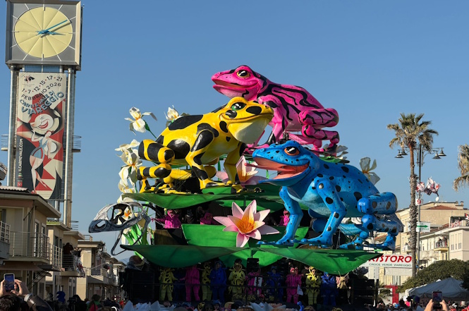 Il carro dei fratelli Breschi porta la satira ambientale in piazza Mazzini