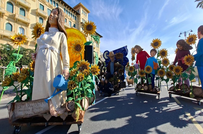 Terminati i 4 carri di Seconda, si prosegue con le mascherate e le carrette