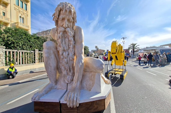 Terminati i 4 carri di Seconda, si prosegue con le mascherate e le carrette