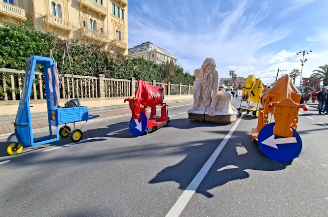 Terminati i 4 carri di Seconda, si prosegue con le mascherate e le carrette