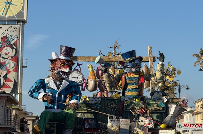 Jacopo Allegrucci incanta piazza Mazzini: un maestro del Carnevale tra arte, memoria e futuro