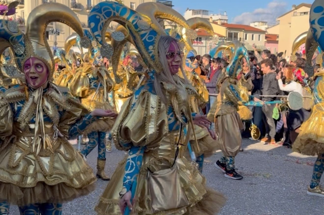 Jacopo Allegrucci incanta piazza Mazzini: un maestro del Carnevale tra arte, memoria e futuro