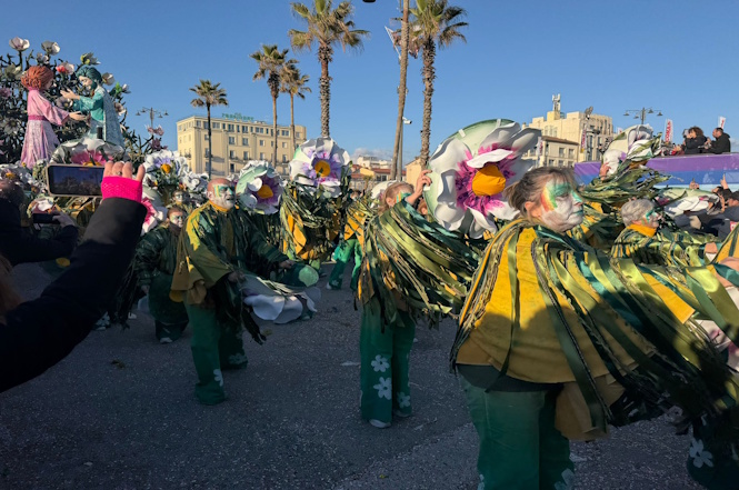 Un fiore ricolmo d'amore gratuito nel carro della famiglia Cinquini