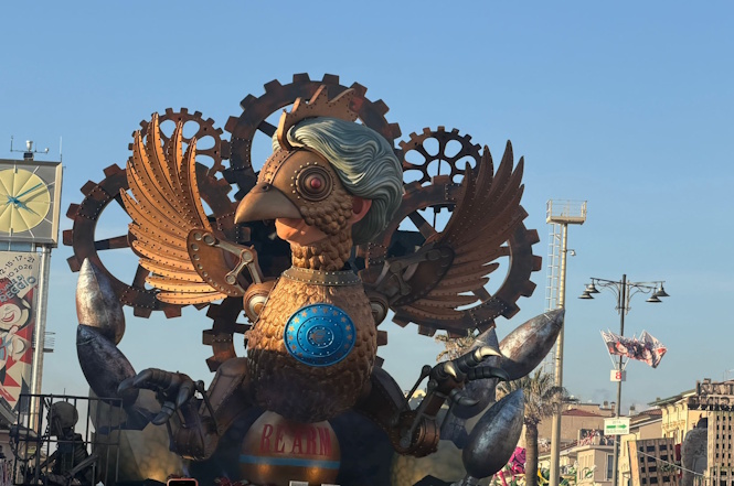 “La gallina delle uova d’oro”: tagliente la satira politica e sociale di Alessandro Avanzini