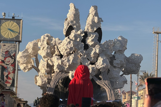 “In bocca al lupo” : Luca Bertozzi si ispira alla favola di Cappuccetto Rosso