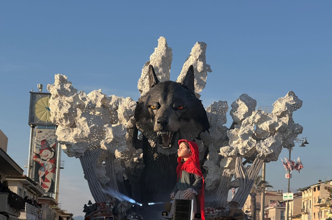 “In bocca al lupo” : Luca Bertozzi si ispira alla favola di Cappuccetto Rosso