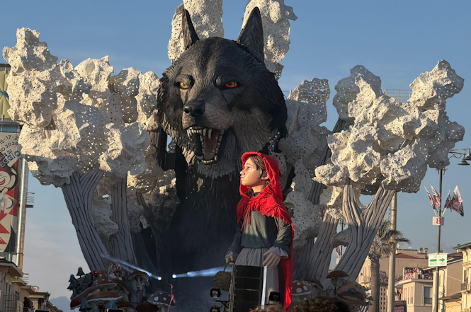 “In bocca al lupo” : Luca Bertozzi si ispira alla favola di Cappuccetto Rosso