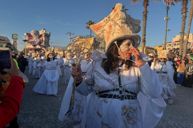 Priscilla Borri apre la seconda categoria: libertà e parità di genere in cartapesta