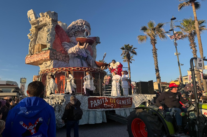 Priscilla Borri apre la seconda categoria: libertà e parità di genere in cartapesta