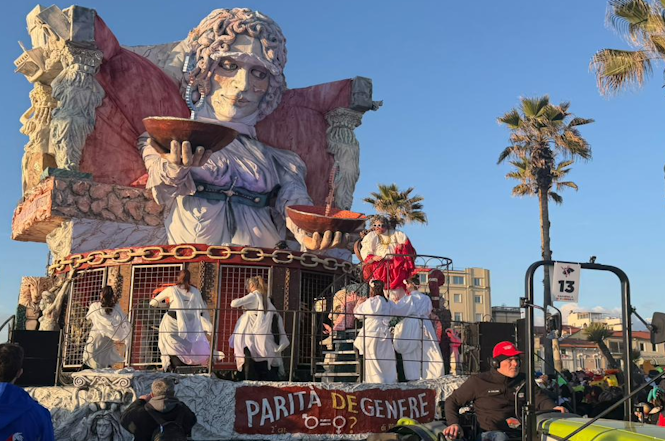 Priscilla Borri apre la seconda categoria: libertà e parità di genere in cartapesta