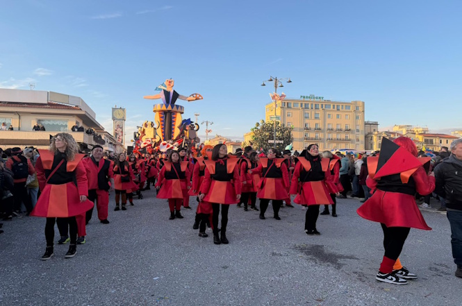 Luciano Tomei porta il “Carnevale futurista”: omaggio a Depero