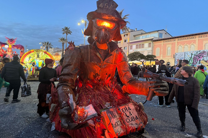 E all'imbrunire si ammirano le maschere isolate