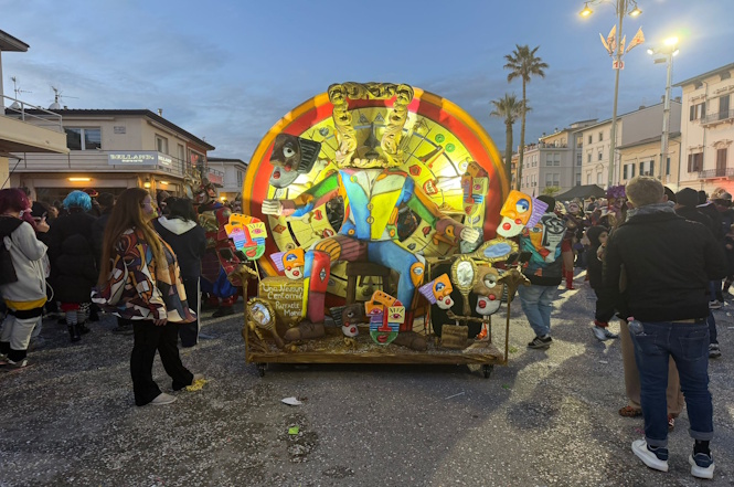 E all'imbrunire si ammirano le maschere isolate