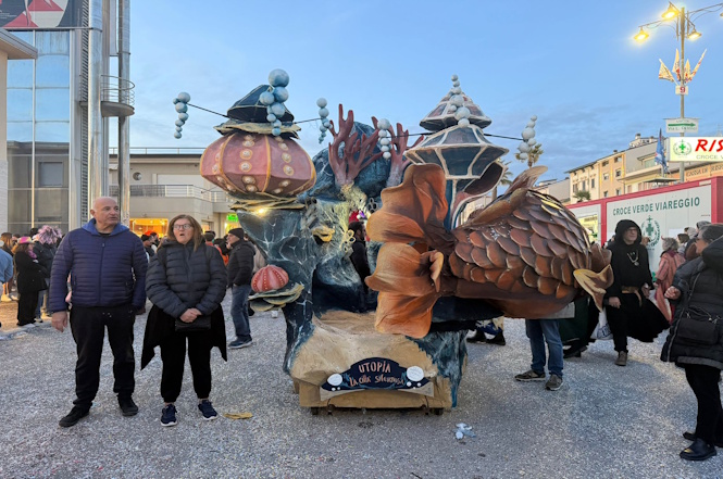 E all'imbrunire si ammirano le maschere isolate