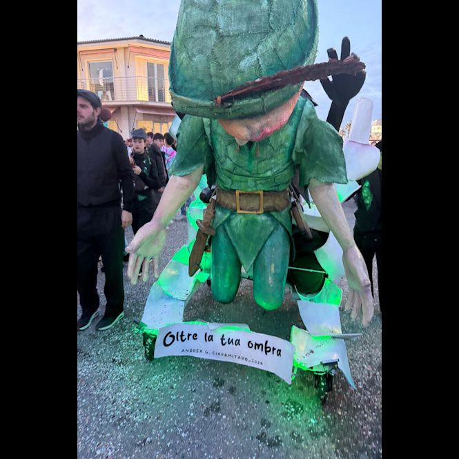 E all'imbrunire si ammirano le maschere isolate