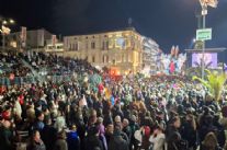 Una moltitudine di persone in attesa dei verdetti